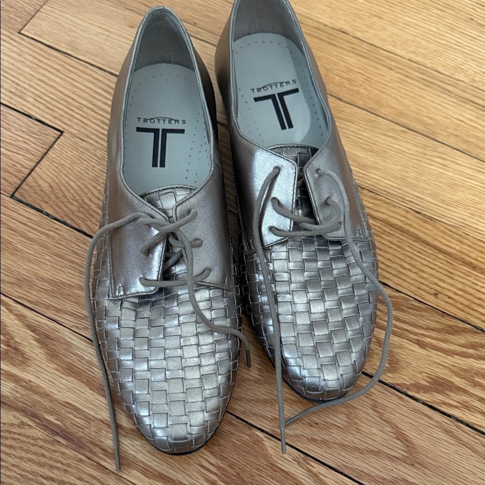 Women’s gold Trotters Leather Lace-Up Shoes